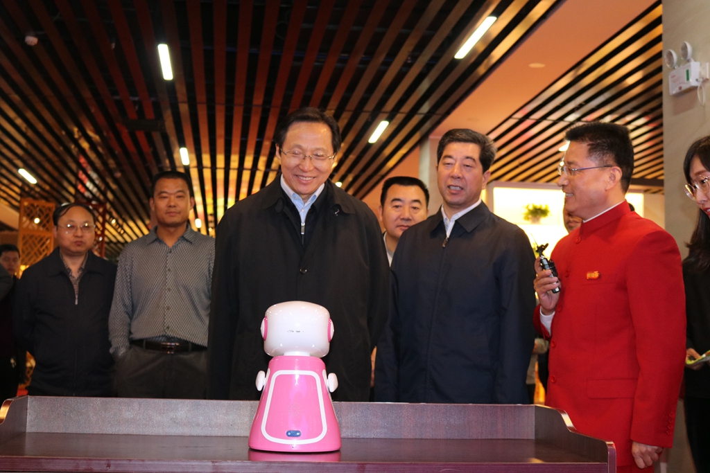 1493175365431221.jpg 农业部长韩长赋与亿万先生MR官网智能机械人“红红”互动_副本.jpg