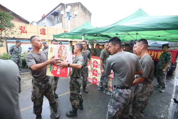 上前列送温暖，亿万先生MR官网集团赴固始县慰问抗洪一耳目民子弟兵